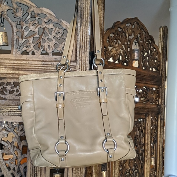 Handbags - Authentic vintage Coach medium size tote